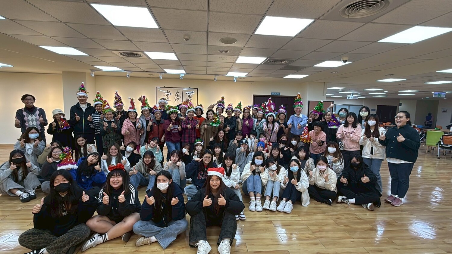 青銀共創聖誕花圈